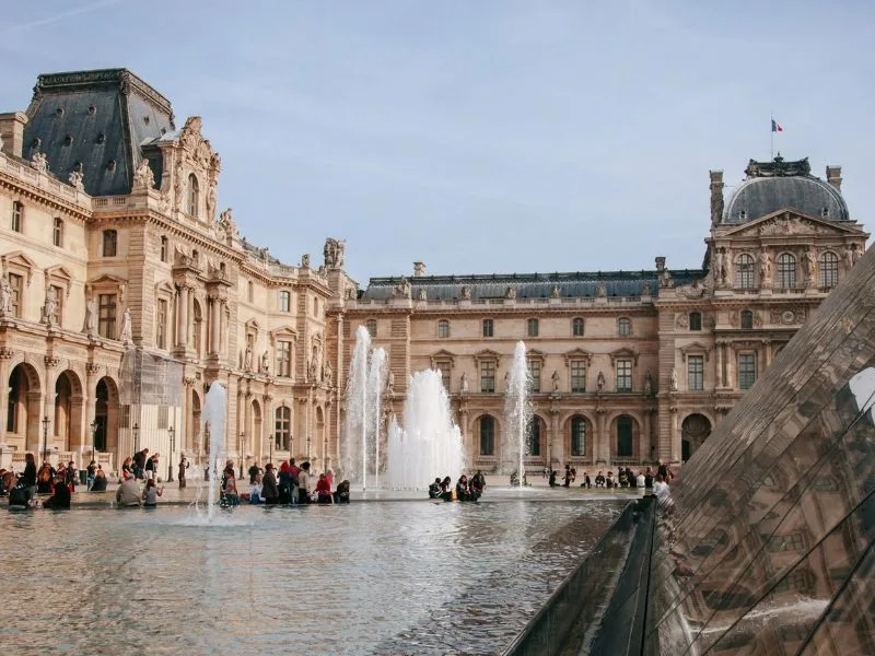 bao tang louvre co gi kham pha lich su kien truc va nhung kiet tac noi tieng
