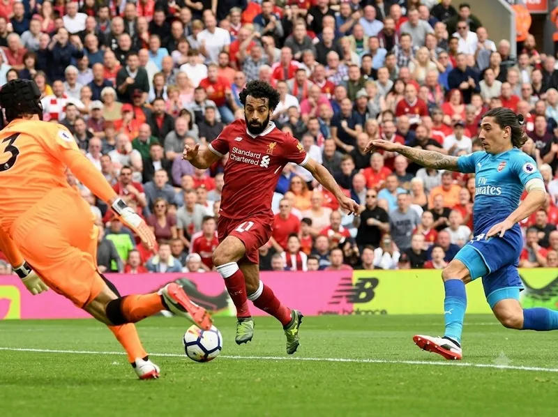 Arne Slot xây dựng lối chơi kiểm soát bóng và pressing tại Liverpool.